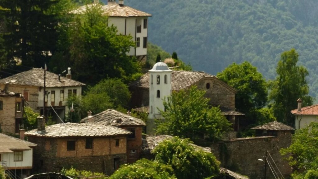 Touristen aus aller Welt entdecken den Zauber des Rhodopendorfes Kossowo