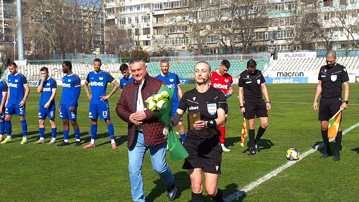 Християна Гутева влиза във футболната ис...