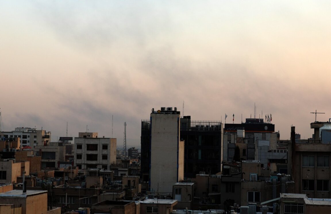 Дим се издига на хоризонта след израелски въздушен удар северно от Техеран, Иран, 16 юни 2025 г.