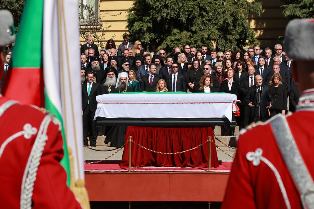 Miles de personas recibieron los restos mortales del zar Samuel en Sofía