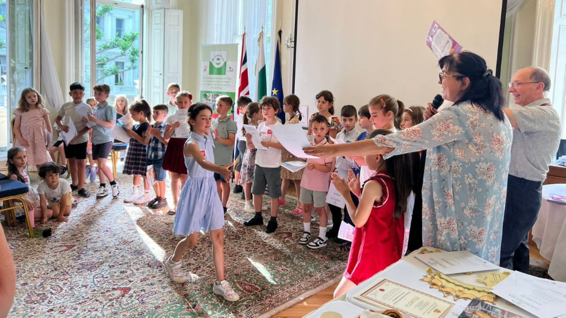 Del libro a la corona: niños búlgaros en una competición de lectura en París