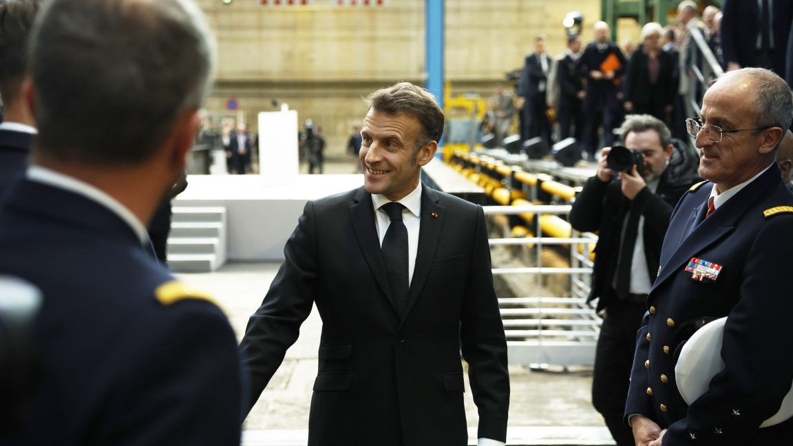 Френският президент Еманюел Макрон разговаря с военнослужещи в края на речта си във военноморската база за атомни подводници "Ил Лонг", 2 март 2026 г.