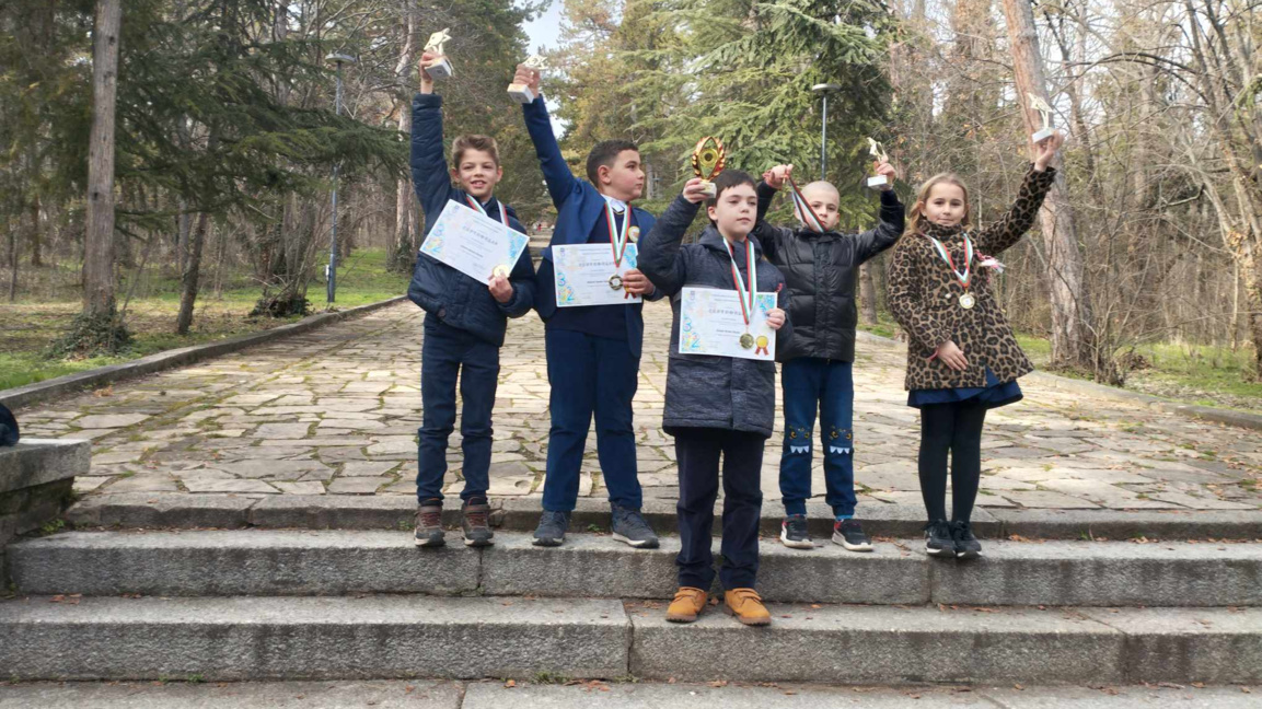 Ученици се състезават по бързо и вярно с...