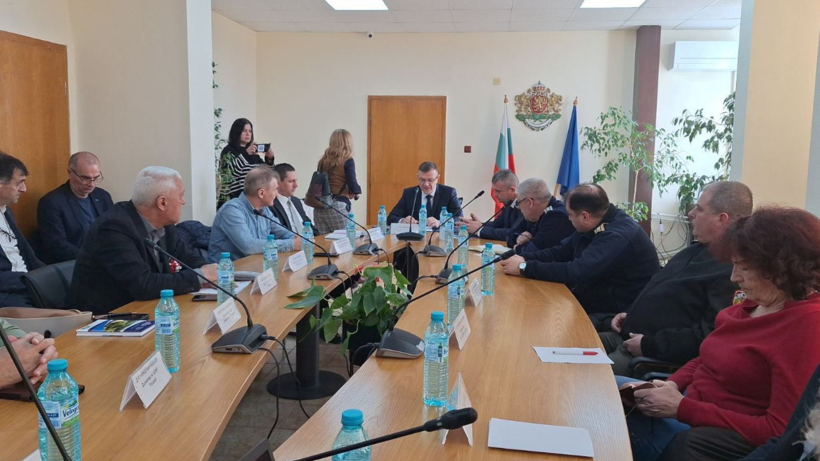 Търсят финансиране за ремонта на пътен участък 