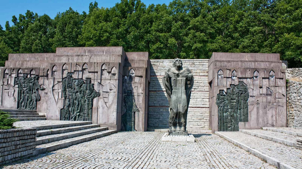 Паметникът на цар Самуил в  Националния парк-музей "Самуилова крепост" при село Ключ