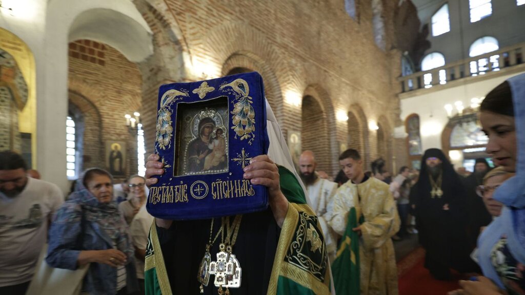 Thousands in Sofia flock to see Hawaiian Myrrh-Streaming Icon of Virgin Mary