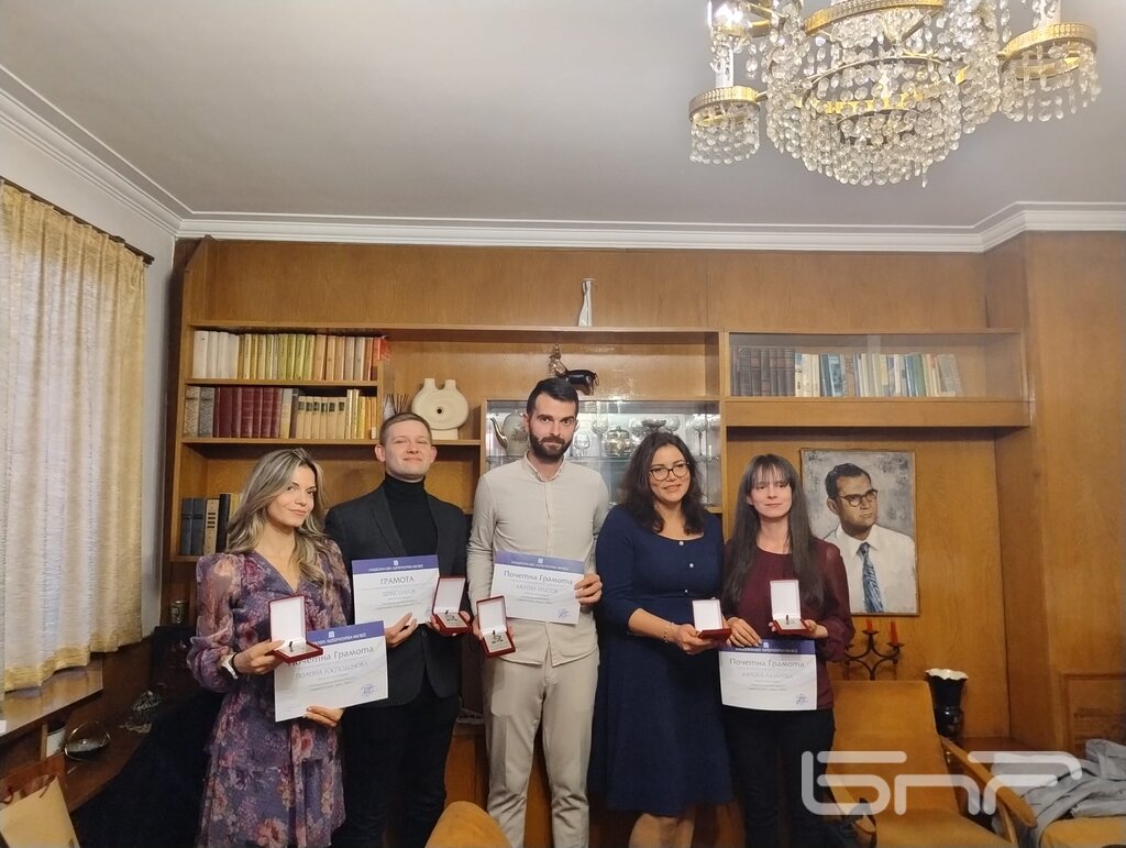 В конкурса бяха отличени още с почетни грамоти Калоян Христов, Полина Господинова и Калина Лазарова