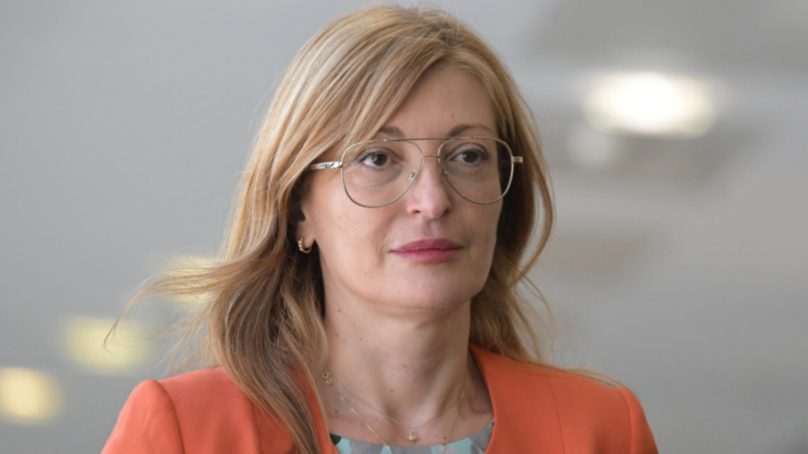 "Политико": Захариева ще проучва настроенията на България спрямо Украйна