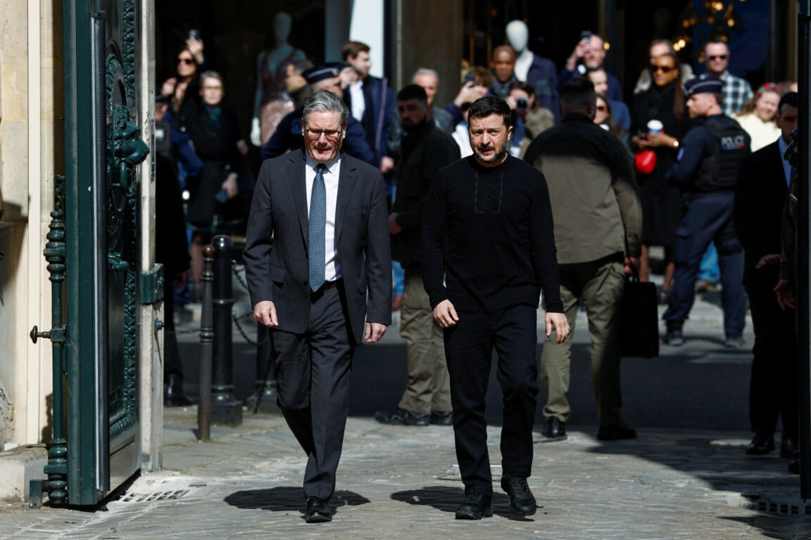 Киър Стармър и Володимир Зеленски след срещата на върха за Украйна в Париж, 27 март 2025 г.