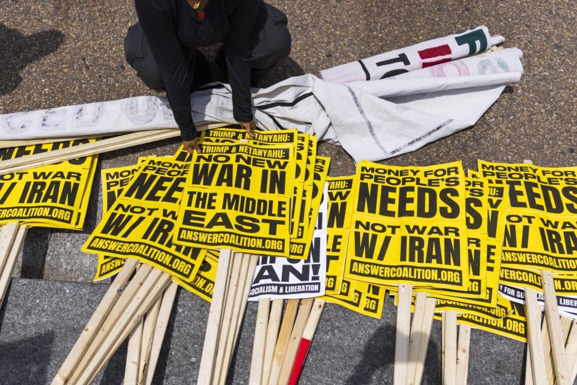 Банери от демонстрация във Вашингтон против войната в Иран, 22.06.2025 г.