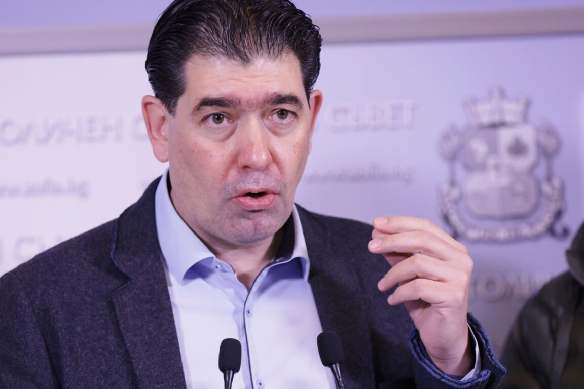 Иван Таков говори на пресконференцията на общински съветници от местна коалиция "БСП за България" преди заседанието на СОС - 14 ноември 2024 г.