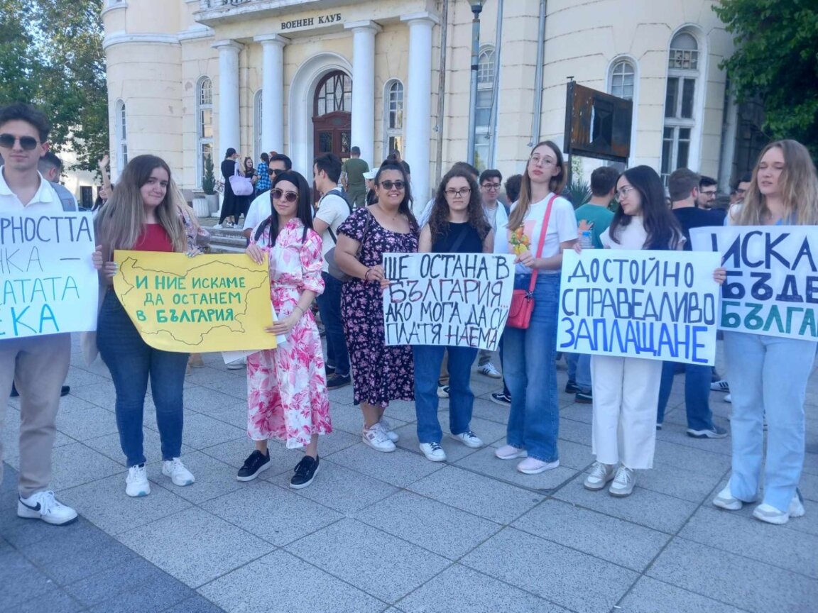 Достойно бъдеще у нас поискаха настоящи и бъдещи медици