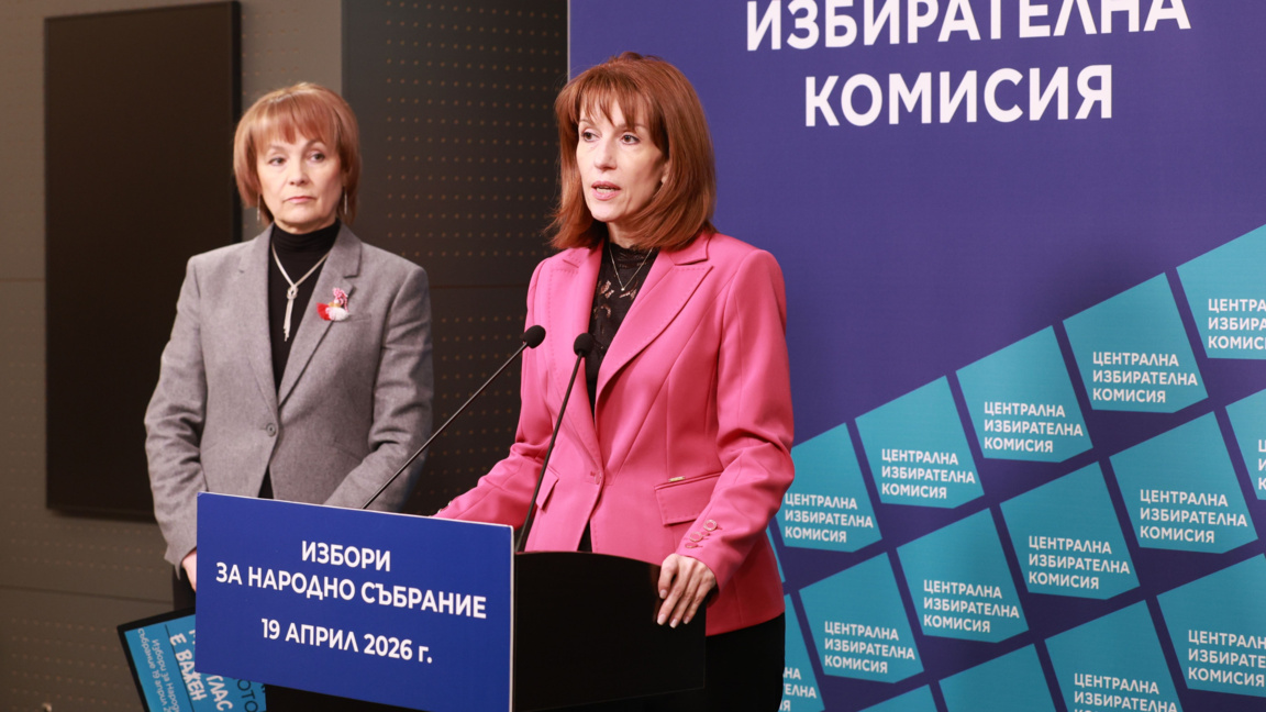Пресс-секретарь ЦИК Росица Матева (слева) и председатель ЦИК Камелия Нейкова