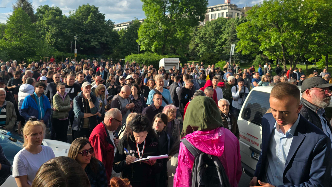 Пред сградата на Общината в столичния район "Младост" се провежда протест. Той е срещу плановете да се изгради нова огромна сграда в района. Тя се намира на бул. "Александър Малинов", до метростанция "Александър Теодоров-Балан" и трябва да бъде с височина 75 метра.