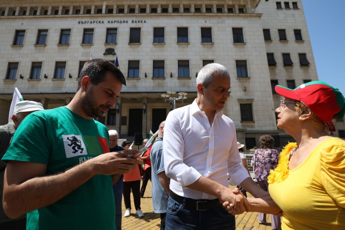 Пред сградата на БНБ се провежда протест на „Възраждане” срещу въвеждането на еврото в Българи, 8 юни 2025 г.