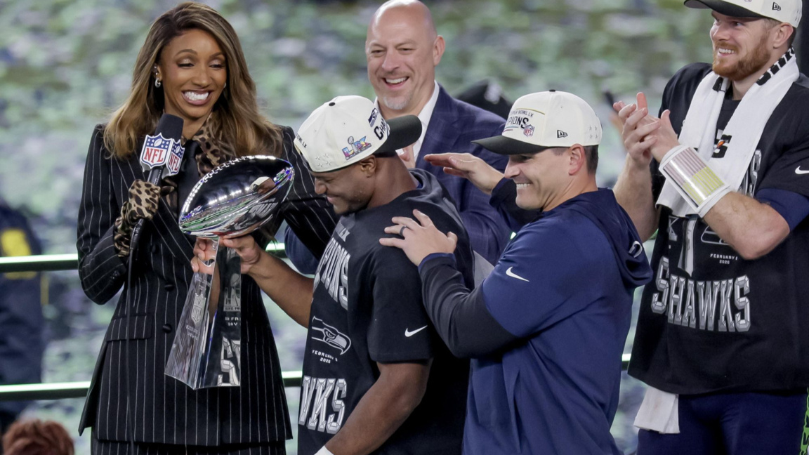 Кенет Уокър от Сиатъл с трофея на шампионите "Винс Ломбарди" заедно с треньора Майк Макдоналд.