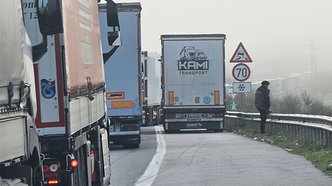 Протест на шофьори на тирове от Сърбия н...