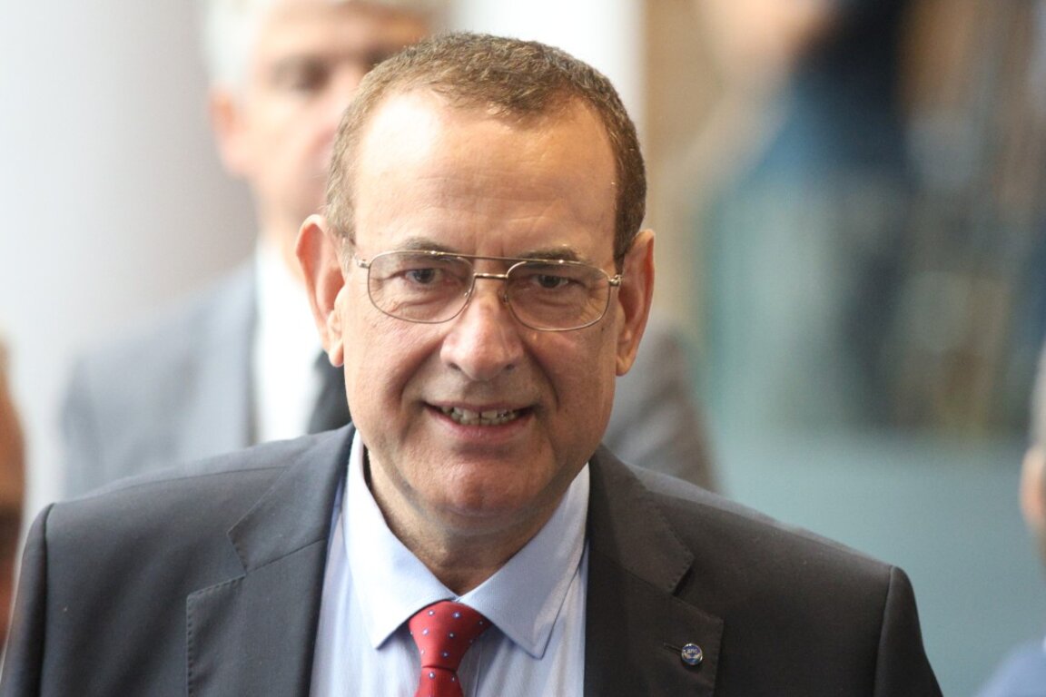 ПГ на ДПС се раздели, Джевдет Чакъров е сред гласувалите срещу Желязков