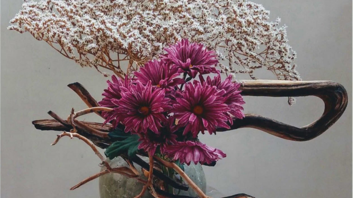 Krizantema është në qendër të një ekspozite ikebana në Sofje