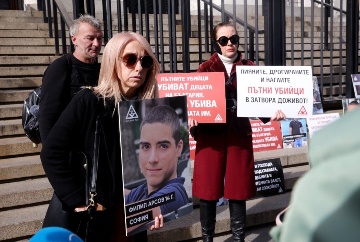 Граждани и представители на сдружение "Ангели на пътя" се събраха пред Съдебната палата в София, 21 октомври 2024 г.