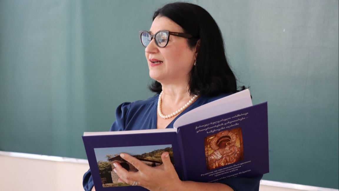 Një album tregjuhësh paraqet lidhjet shp...