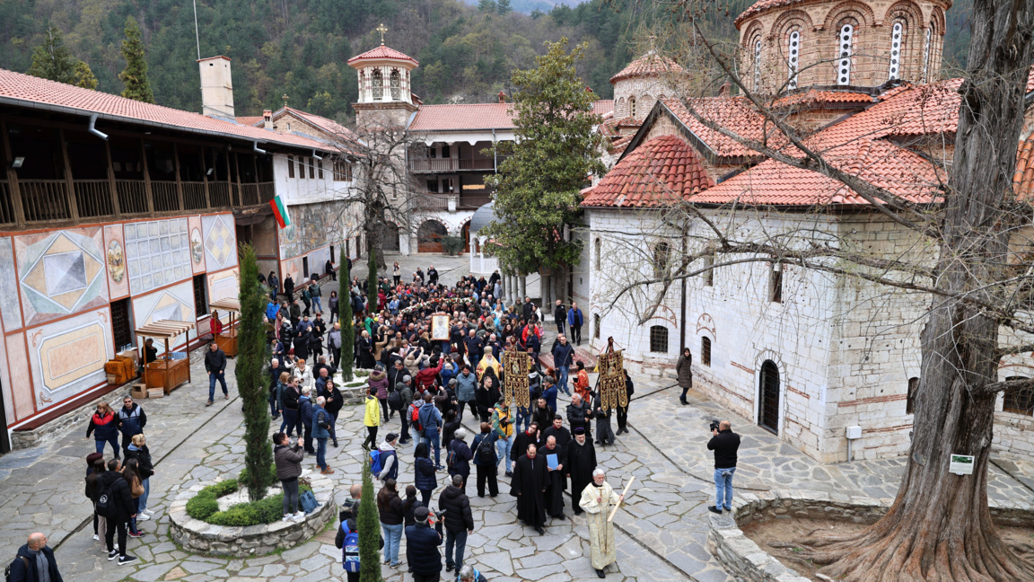 Богомолци от цялата страна последваха тази сутрин чудотворната икона на Света Богородица в литията ѝ от Бачковския манастир до местността Клувията - 13 април 2026 г. Всяка година на втория ден на Великден копие на светинята се изнася от манастирската църква „Св. Богородица“ с тържествен звън на камбаните от игумена на Светата обител Величкия епископ Сионий, монаси и миряни.