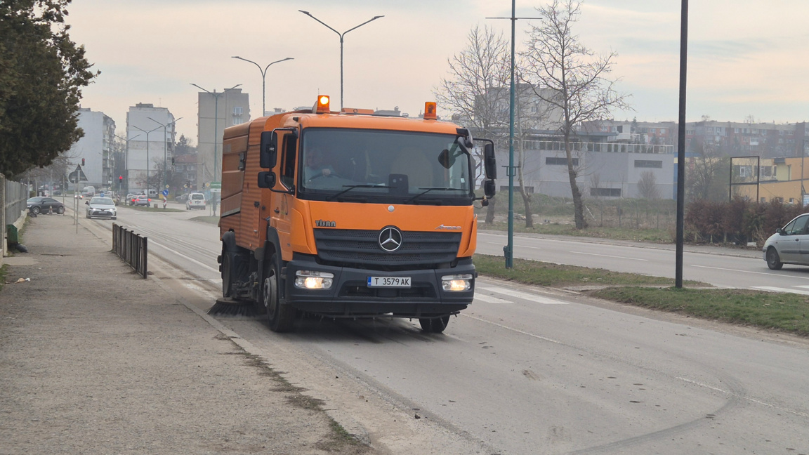 Чистят улици и кърпят асфалта