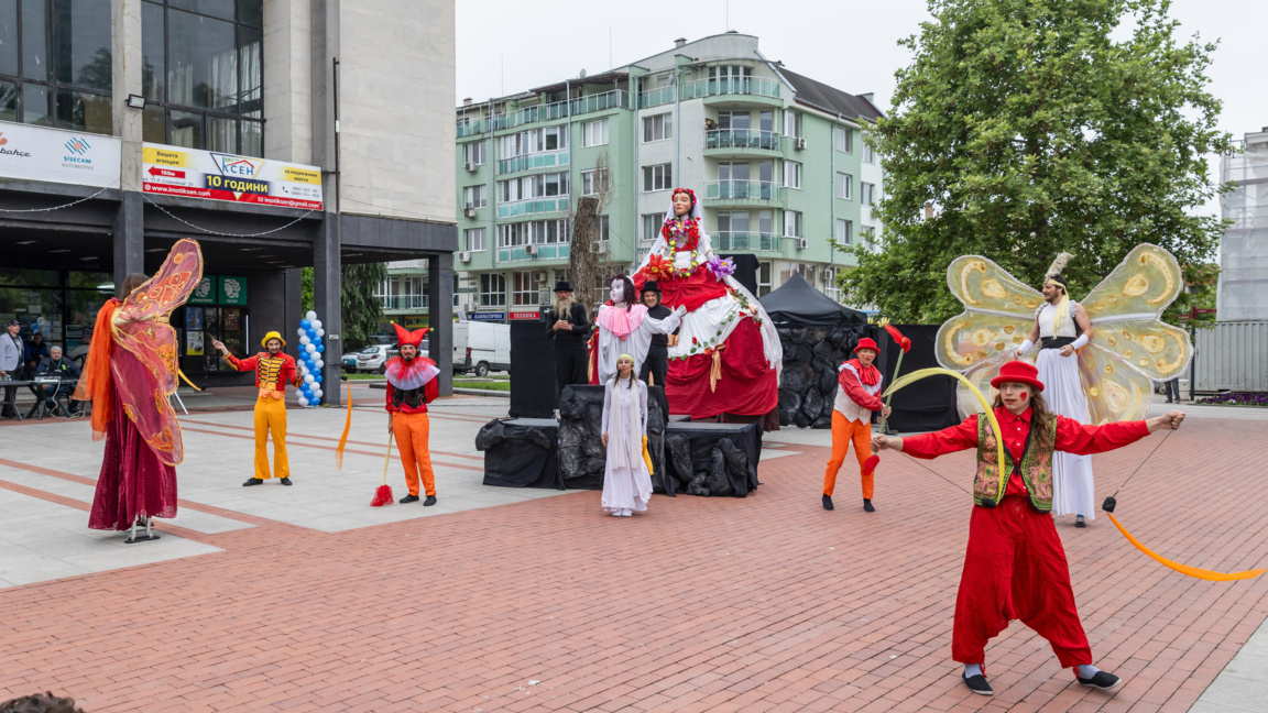 Подготвят фестивала "Вълшебната завеса"...