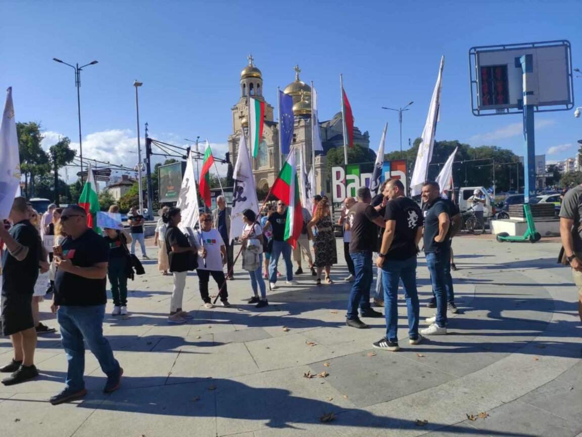 Възраждане: Оставка на правителството поискаха на протест във Варна граждани