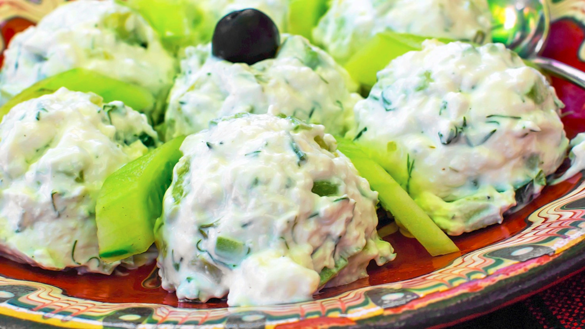 La salade bulgare "Snéjanka" est №1 d'un classement mondial de TasteAtlas