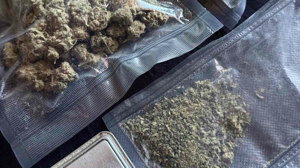 Мъж в пробация и пред присъда скри 200 грама марихуана в тайник в къща в Ахелой