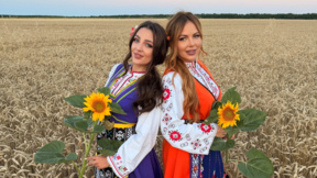 Светла Дукатева и Невена Димитрова с добруджанска китка "Моми добруджанки“