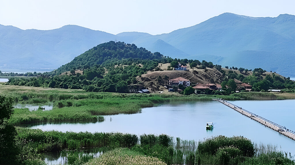 die Insel Agios Achillios im Kleinen Prespasee
