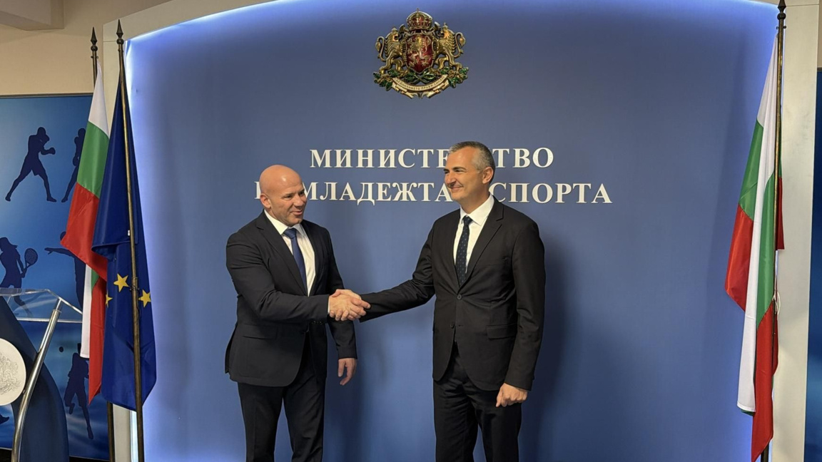 Енчо Керязов (вляво) прие ММС от Димитър Илиев.