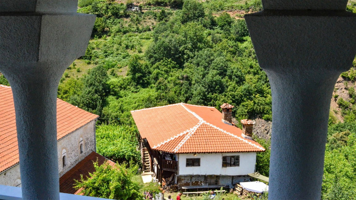 El pueblo de Guega y el fabuloso Monasterio de los Diablos
