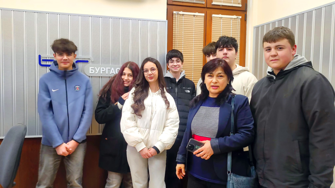 Ученици от СУ "Св. св. Кирил и Методий" посетиха БНР Бургас