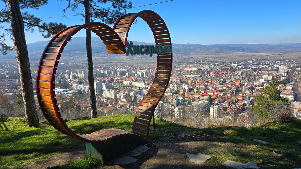 Прогноза за времето - през деня ще е слънчево, на изток остава облачно с възможни валежи