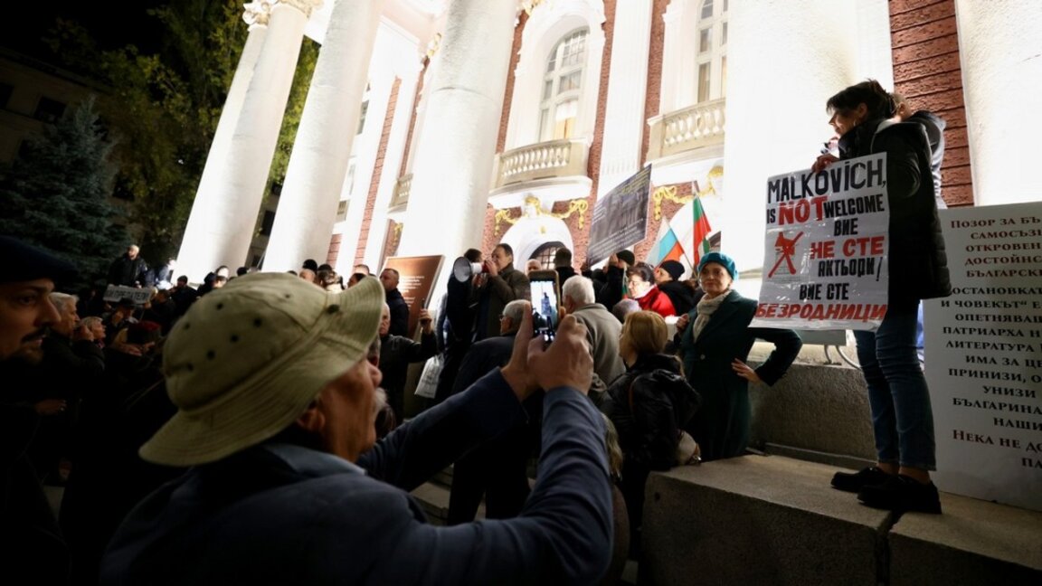 Няма задържани след безредиците пред Народния театър