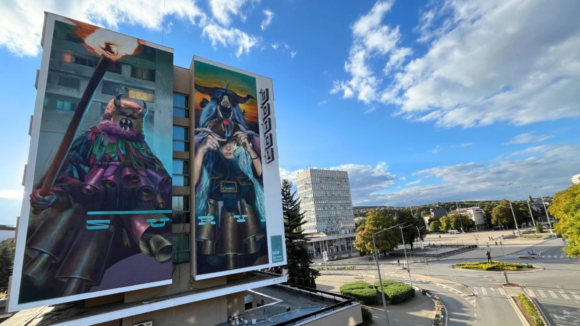 La tradición de “Surva” cobra vida en un mural de Pernik