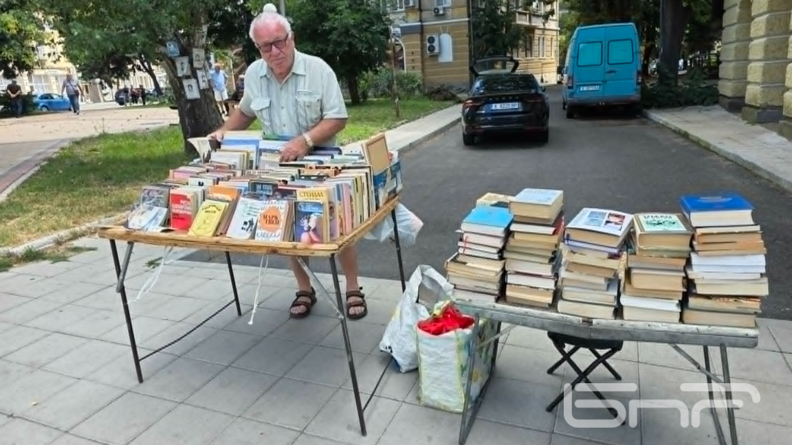 Иван Михайлов с любв подрежда книгите