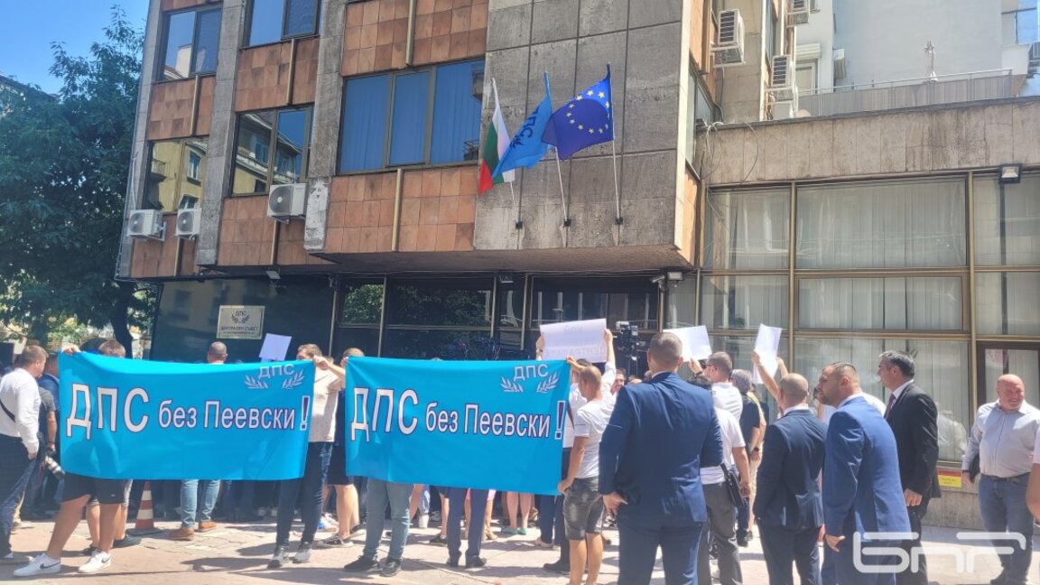 Лоялните към Доган лепят плакати по стените на централата на ДПС