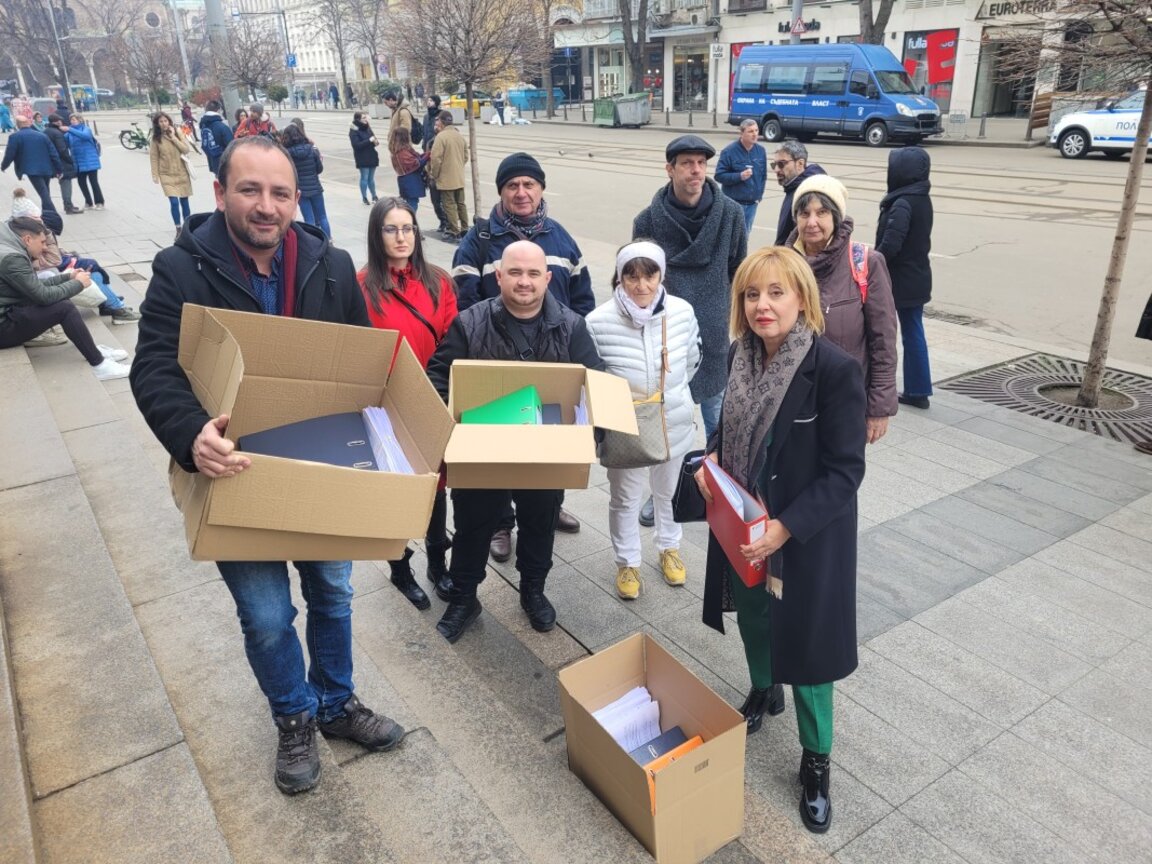 Активисти на "Изправи се.БГ" внесоха в съда искове срещу трите телекома