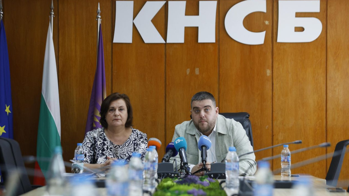 Любослав Костов (вдясно) /   Спрямо година по-рано парите нужни за издръжка на работещите растат с 6,1%