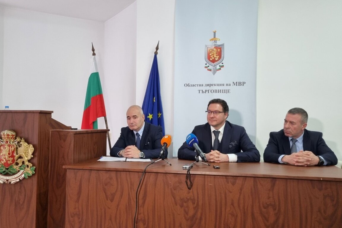 На снимката (от ляво надясно): директорът на ОД на МВР ст. комисар Светлин Петев, министърът на вътрешните работа Даниел Митов, и и.д. главен секретар на МВР гл. комисар Мирослав Рашков