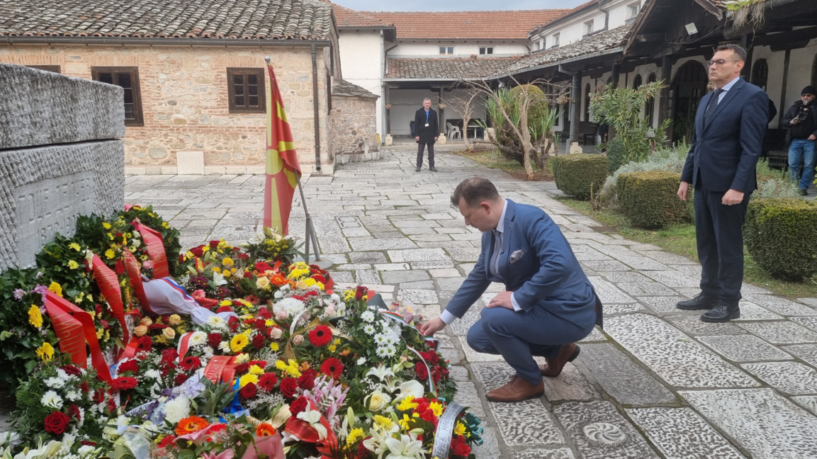 Diplomatë bullgarë në Shkup dhe bullgarë vendas u përkulën para Goce Dellçevit