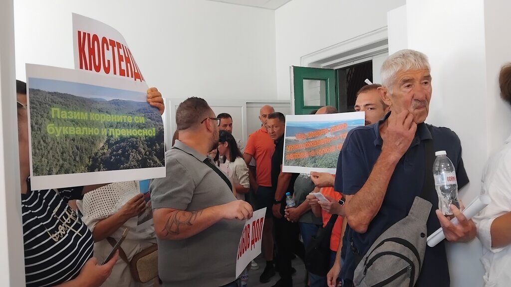 Обжалват в съда решение на ОбС - Радомир за трасе на електропровод за ФЕЦ