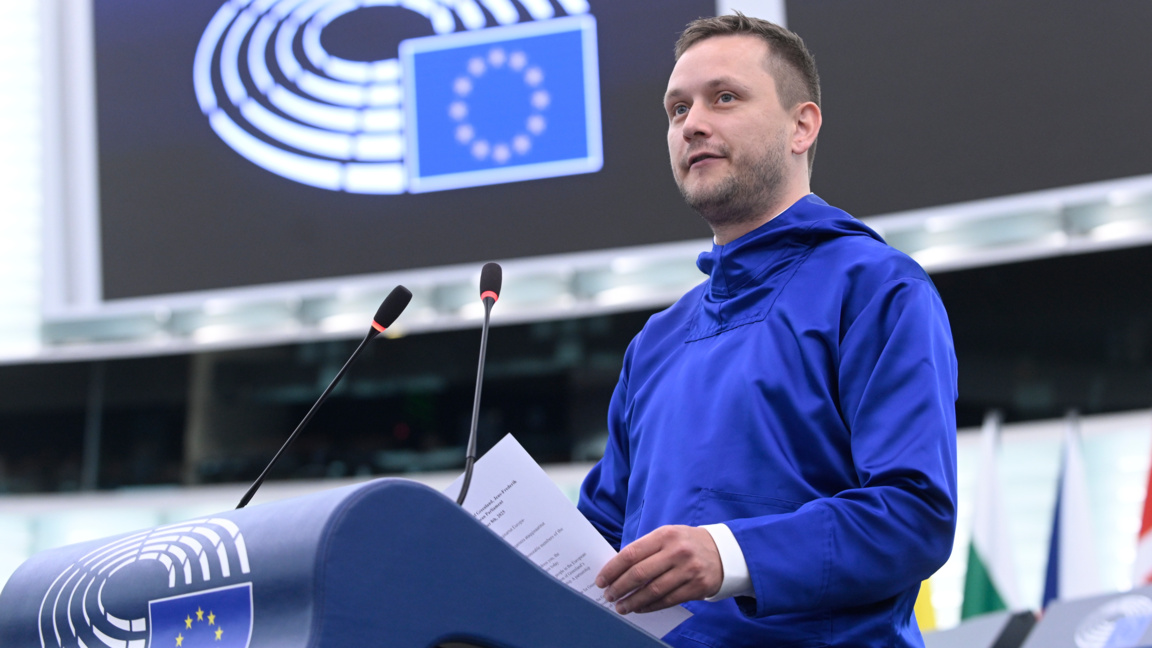Премиерът на Гренландия Йенс-Фредерик Нилсен държи реч пред Европейския парламент в Страсбург, 8 октомври 2025 г.