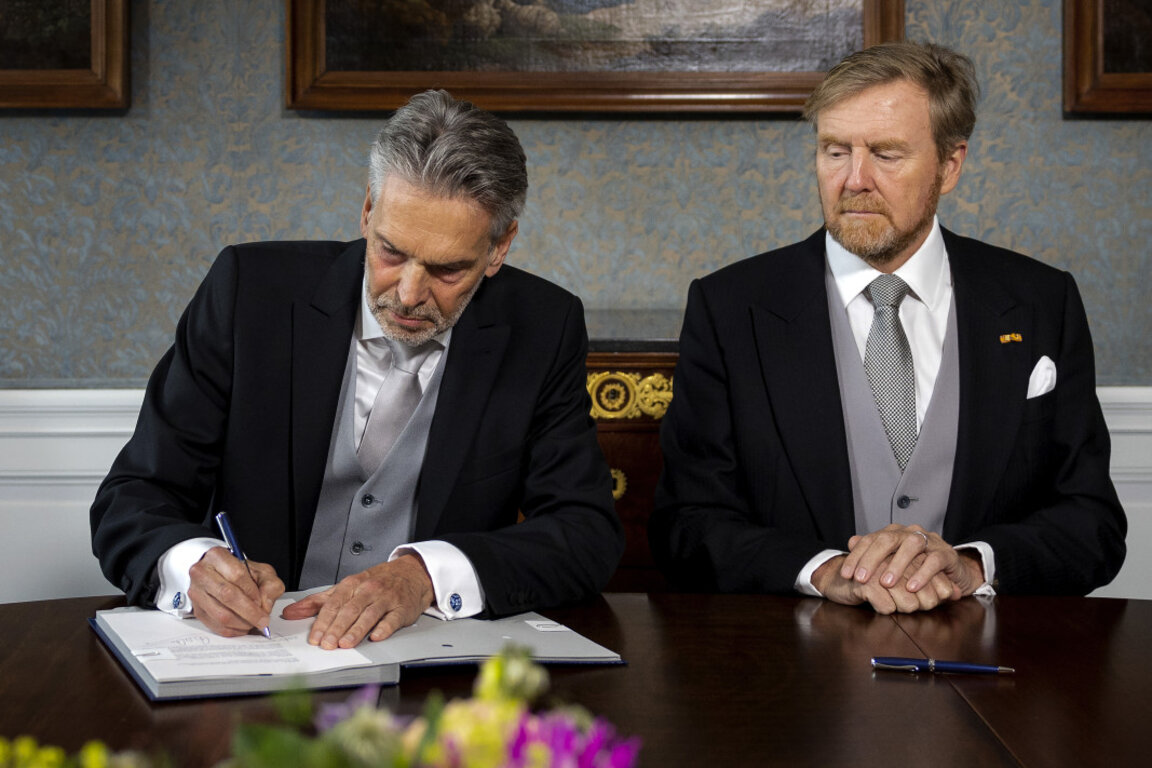 Новият премиер на Нидерландия Дик Схоф (вляво) се срещна с крал Вилем-Александър, преди да положи клетва в двореца край Хага.