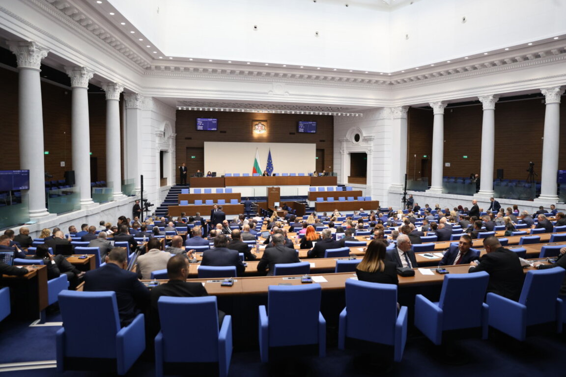 НС разглежда предложението – продажбата на "Лукойл" да става със становище на ДАНС и МС