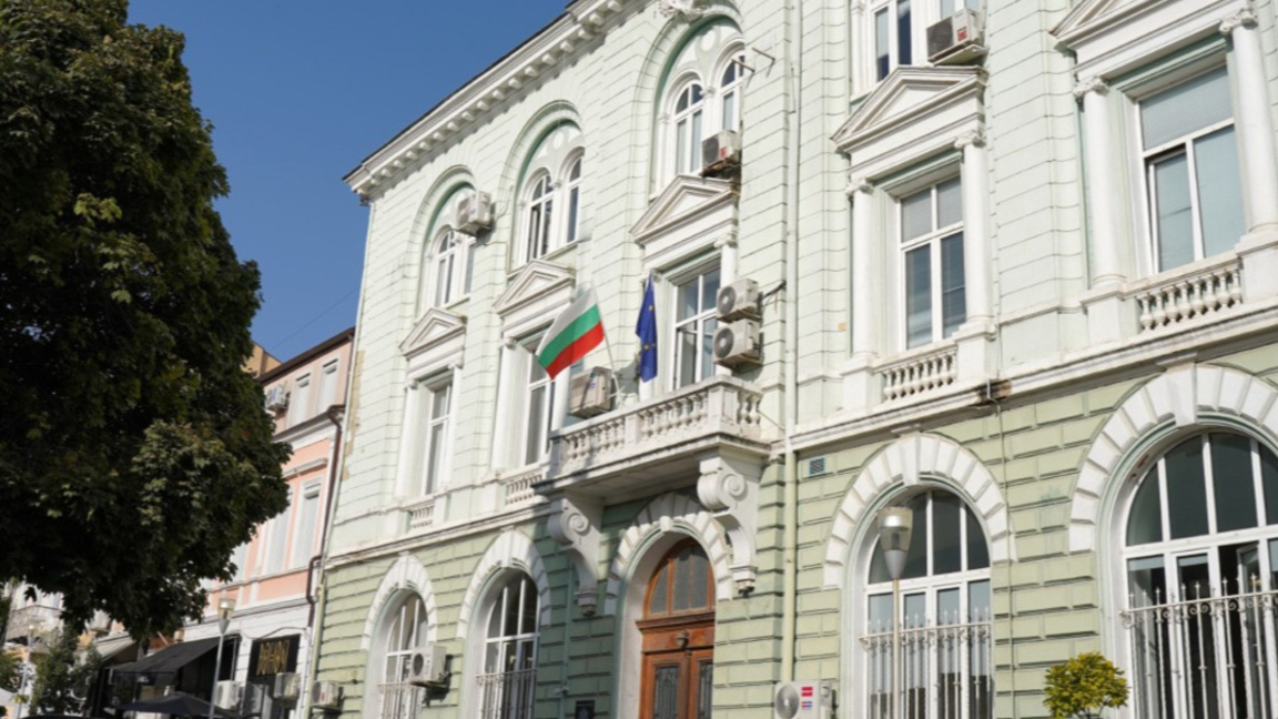Отцепиха района около Областната администрация във Варна заради сигнал за бомба